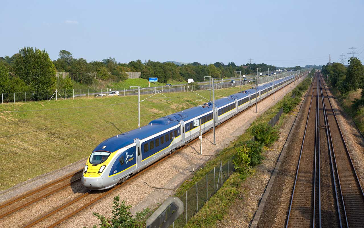 "Eurostar Class 374 on HS1" by Kabelleger / David Gubler - Own work, also available at https://bahnbilder.ch/picture/19639. Licensed under CC BY-SA 4.0 via Commons - https://commons.wikimedia.org/wiki/File:Eurostar_Class_374_on_HS1.jpg#/media/File:Eurostar_Class_374_on_HS1.jpg