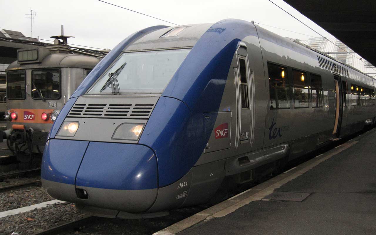 « SNCF Z 21561 en gare d'Orléans » par Croquant — Travail personnel. Sous licence GFDL via Wikimedia Commons - https://commons.wikimedia.org/wiki/File:SNCF_Z_21561_en_gare_d%27Orl%C3%A9ans.jpg#/media/File:SNCF_Z_21561_en_gare_d%27Orl%C3%A9ans.jpg