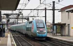 "TGV Ouigo at Nimes TGV train station (8717868689)" by Kerry Parker from Leeds, England - NimesUploaded by jcornelius. Licensed under CC BY-SA 2.0 via Commons - https://commons.wikimedia.org/wiki/File:TGV_Ouigo_at_Nimes_TGV_train_station_(8717868689).jpg#/media/File:TGV_Ouigo_at_Nimes_TGV_train_station_(8717868689).jpg